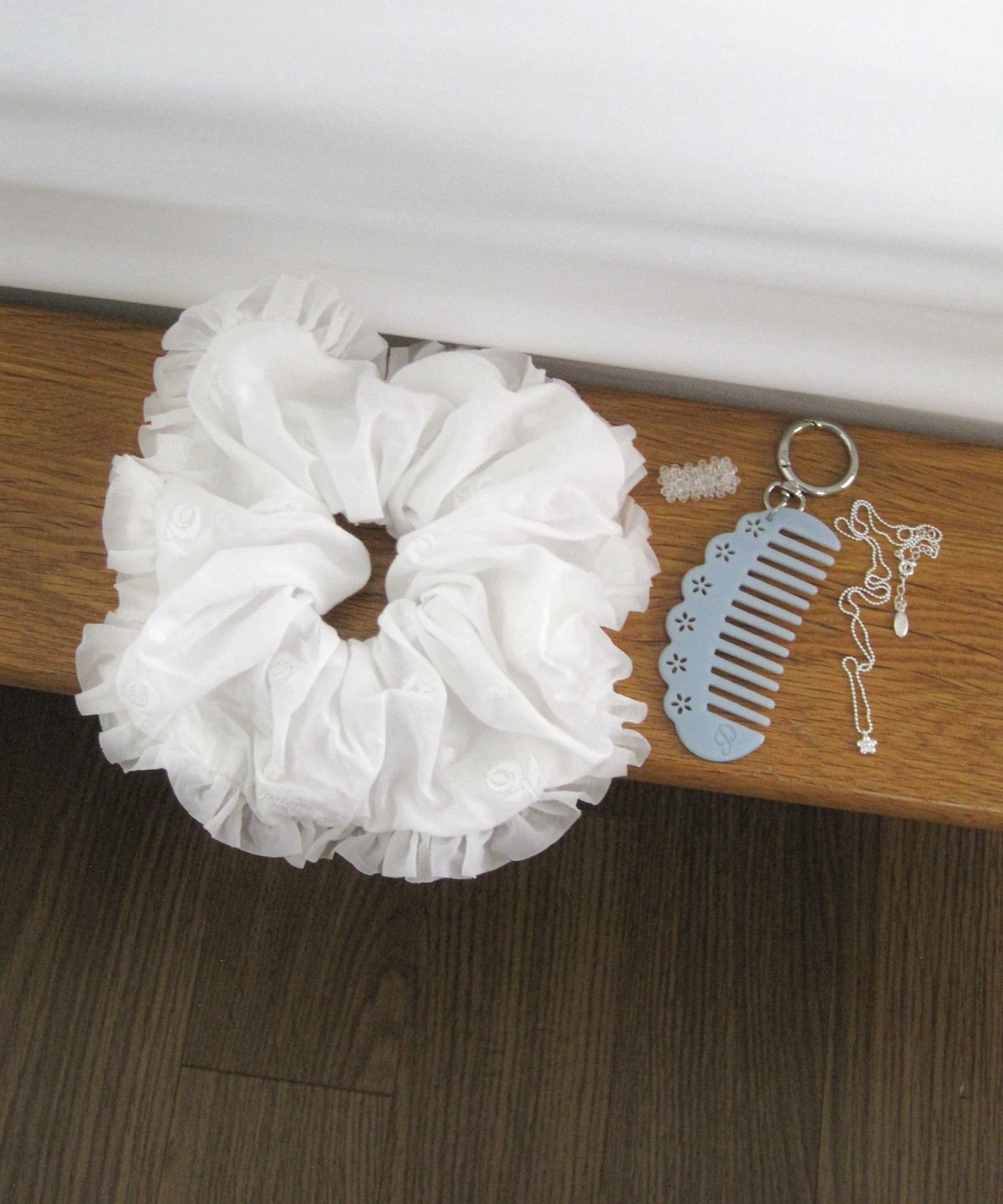 둥그런(DUNGEUREON) White Rose Scrunchie