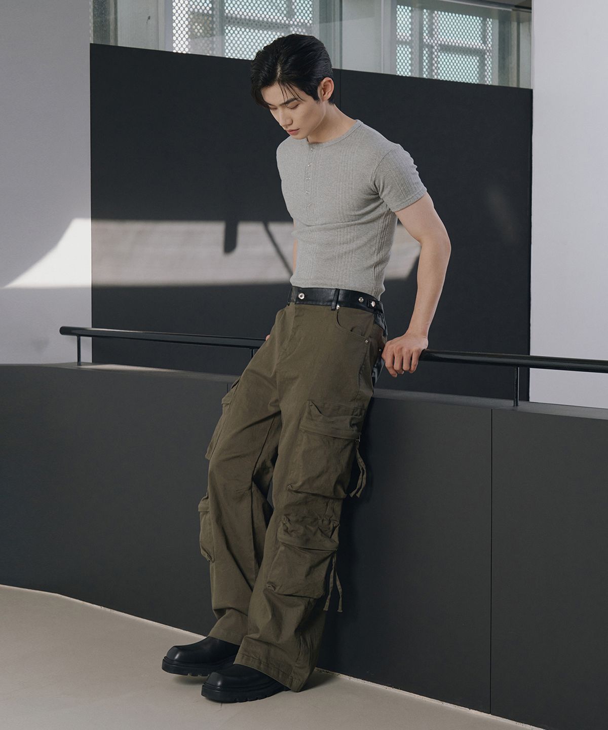 로랑서울(LAURANTSEOUL) Signature leather cargo pants(Khaki)