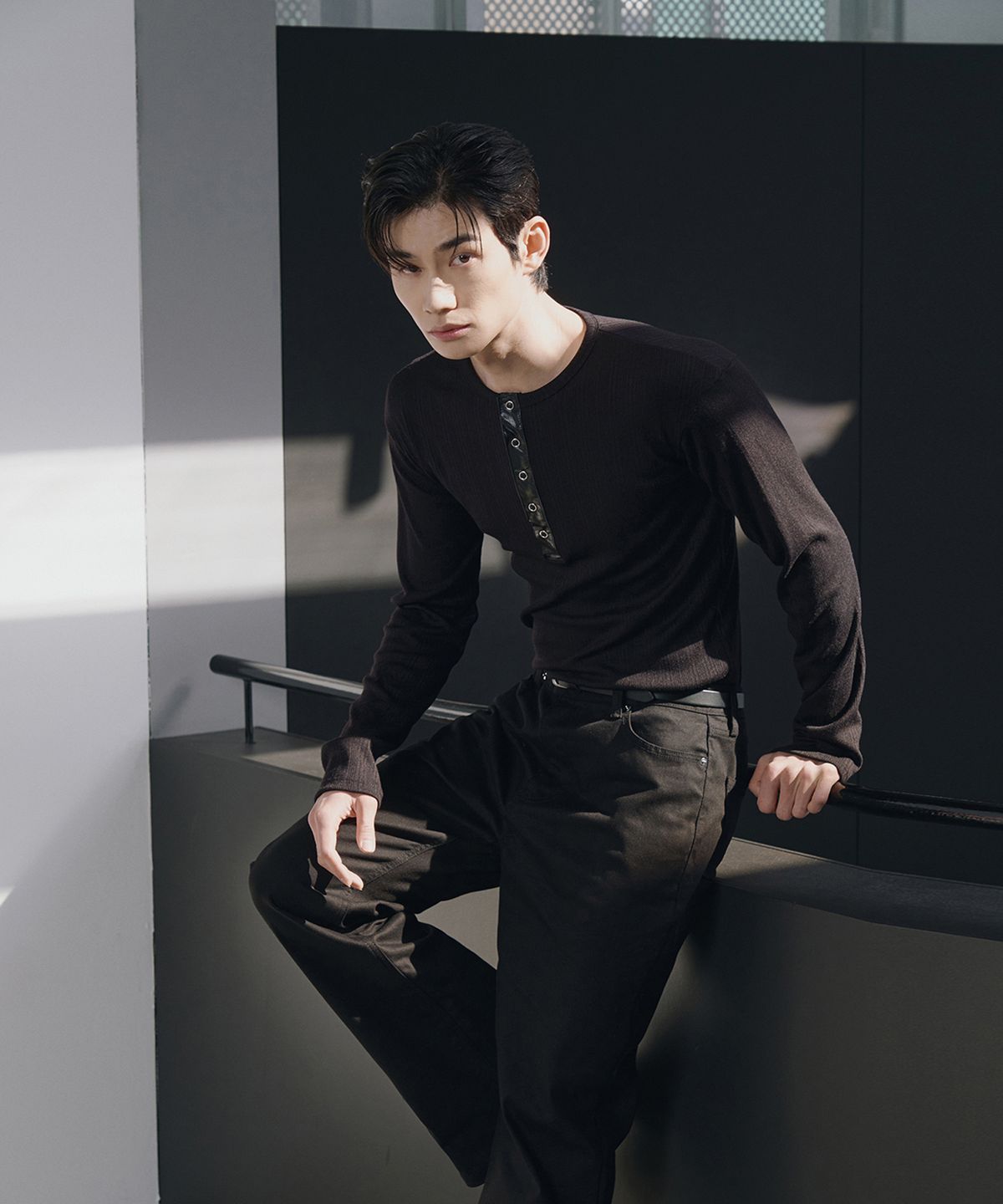 로랑서울(LAURANTSEOUL) Leather ribbed henley neck long sleeves(Black)