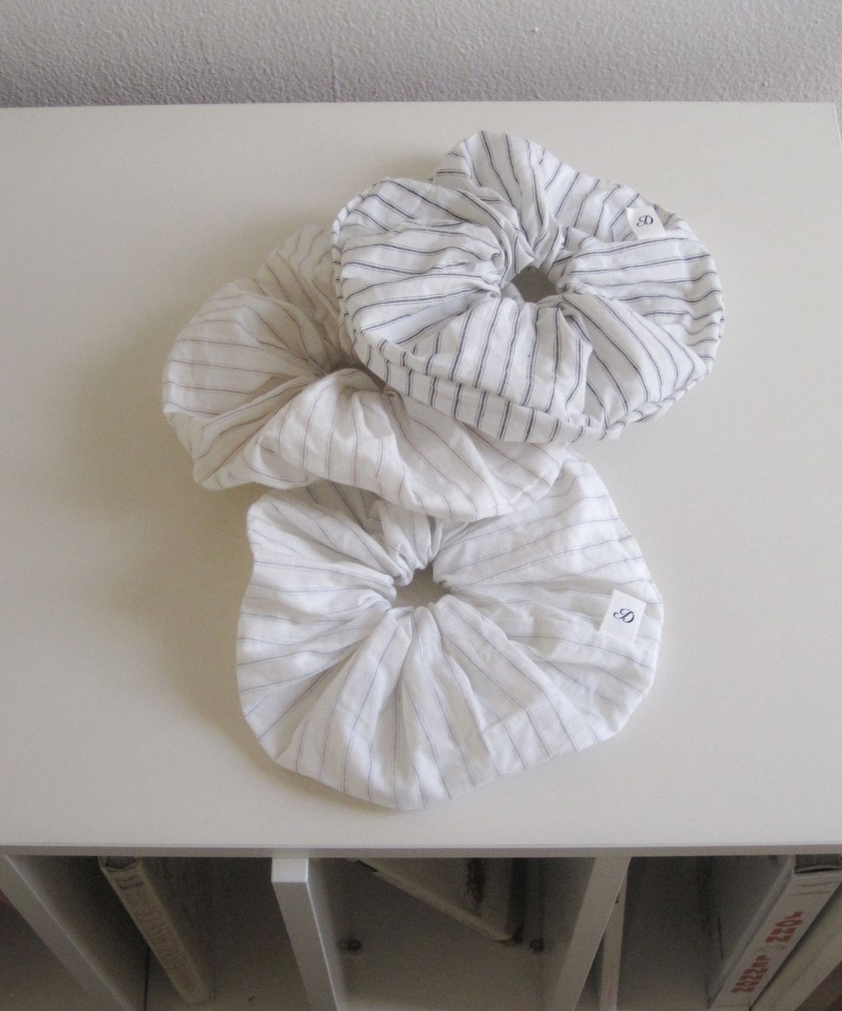 둥그런(DUNGEUREON) Pure Stripe Scrunchie (Gray)