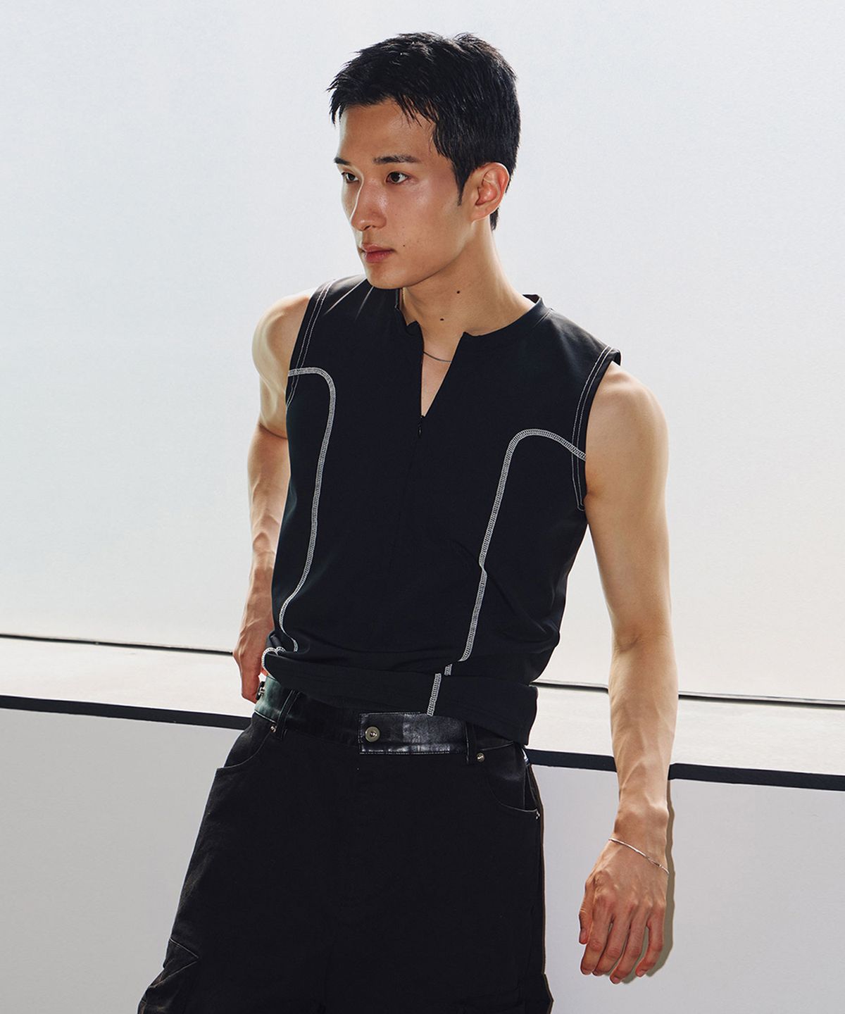 로랑서울(LAURANTSEOUL) Curved half zip up sleeveless(Black)