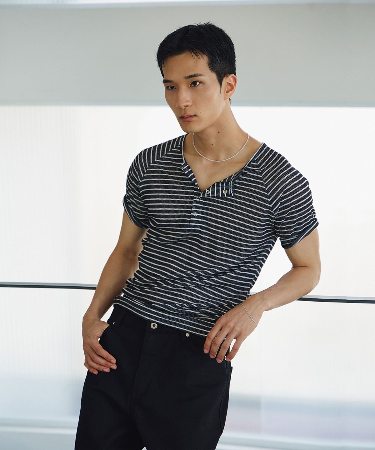 로랑서울(LAURANTSEOUL) Sheer stripe ribbed henley half sleeve(Black)