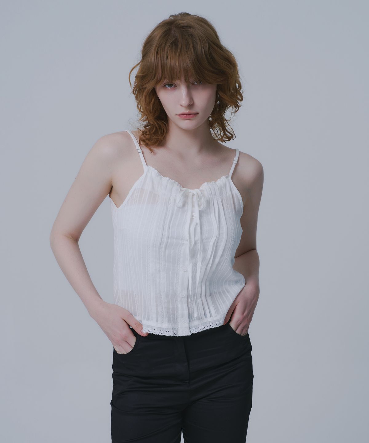 와르 포 우먼(WAARFORWOMAN) WS-10 레이스 나시 블라우스_화이트