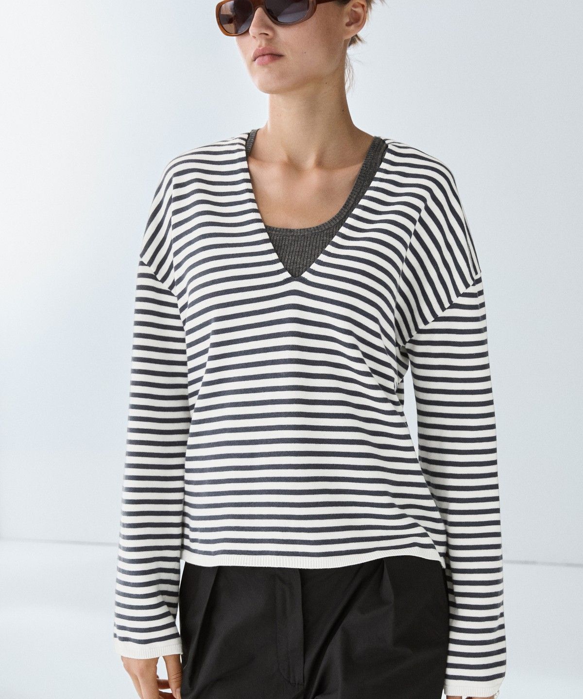 마시모두띠(MASSIMO DUTTI) 스트라이프 브이넥 니트 스웨터