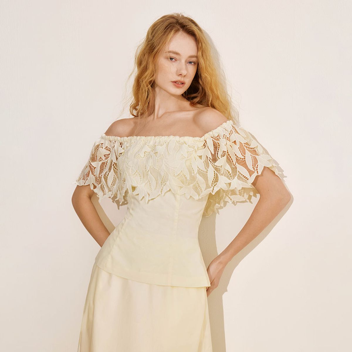 와이와이아이엠(YYIAM) YY_Off-shoulder lace top