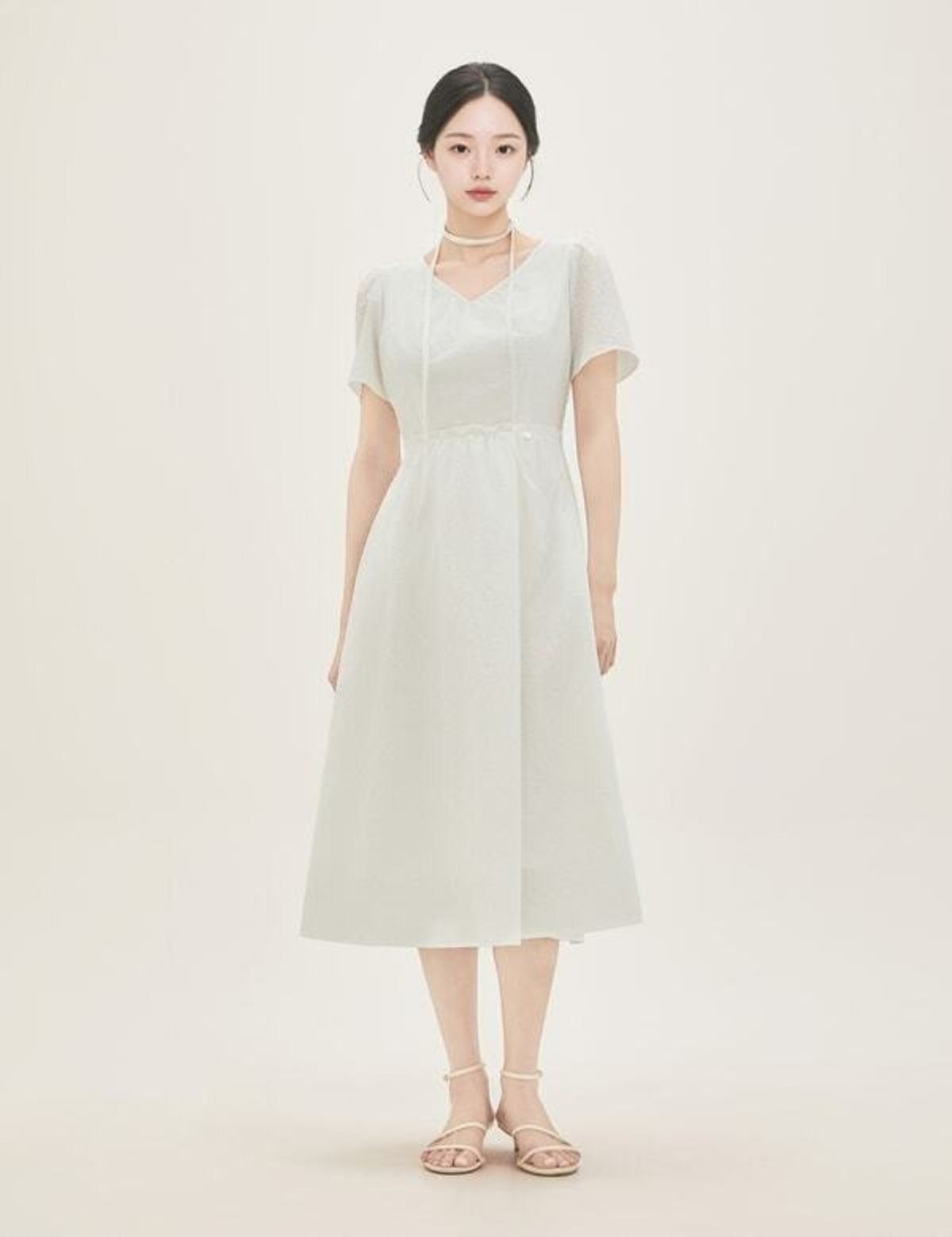 로엠(ROEM) 넥 리본끈 디테일 롱 원피스 RMOWG38R11