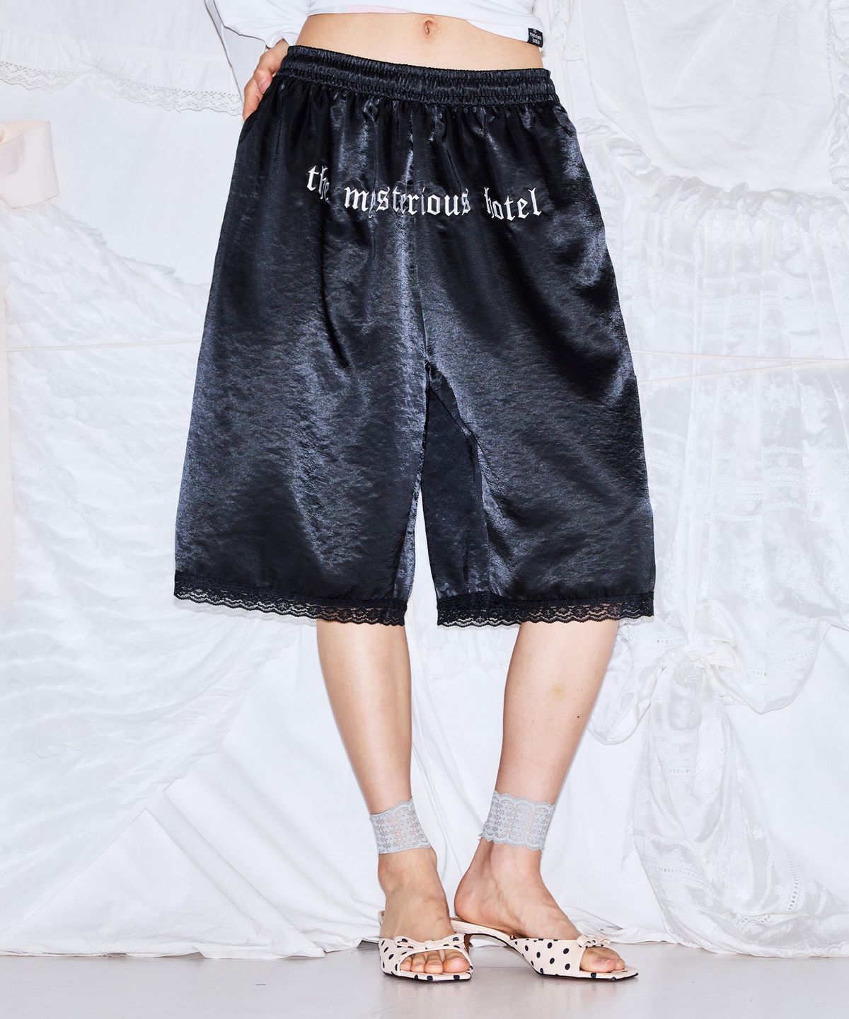 미스테리어스호텔(THE MYSTERIOUS HOTEL) LACE SATIN BERMUDA [BLACK]