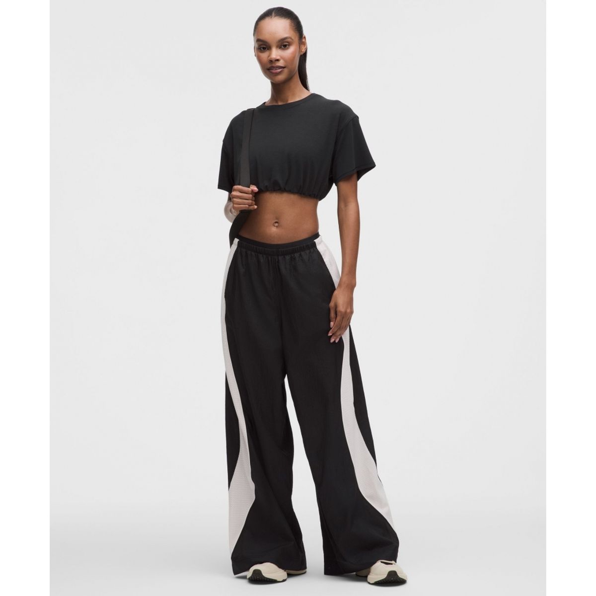 룰루레몬(LULULEMON) 라이선스 투 트레인 텍스처드 나일론 미드라이즈 팬츠  BLK LTIV