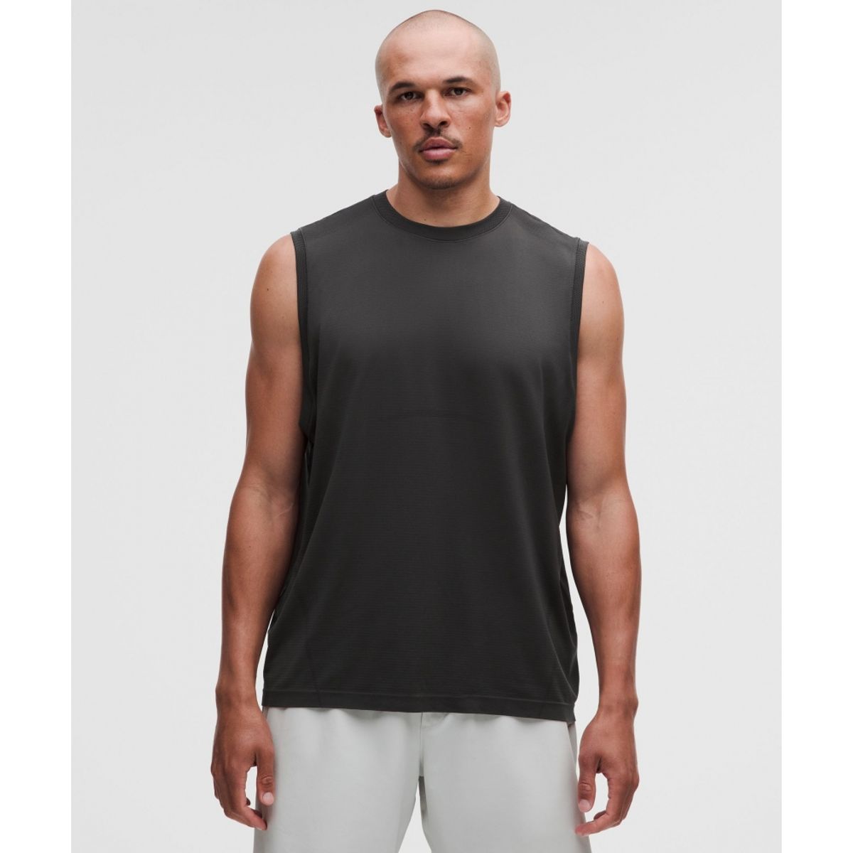룰루레몬(LULULEMON) 메탈 벤트 테크 릴랙스 핏 슬리브리스 셔츠 *트레이닝  BLK GGRE