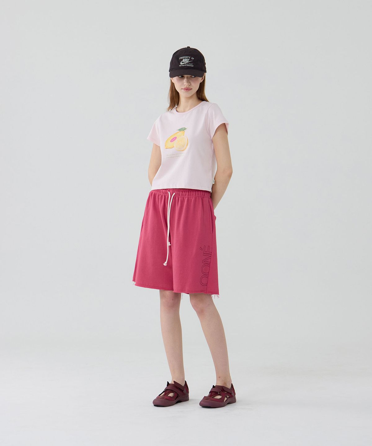 우네(OONE) Logo Stitch Bermuda Sweatpants_Cherry