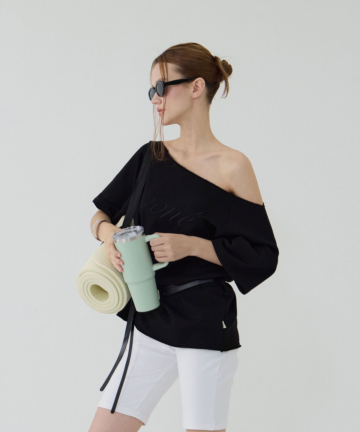 우네(OONE) Light Cotton Logo Off-Shoulder T-Shirt_Black