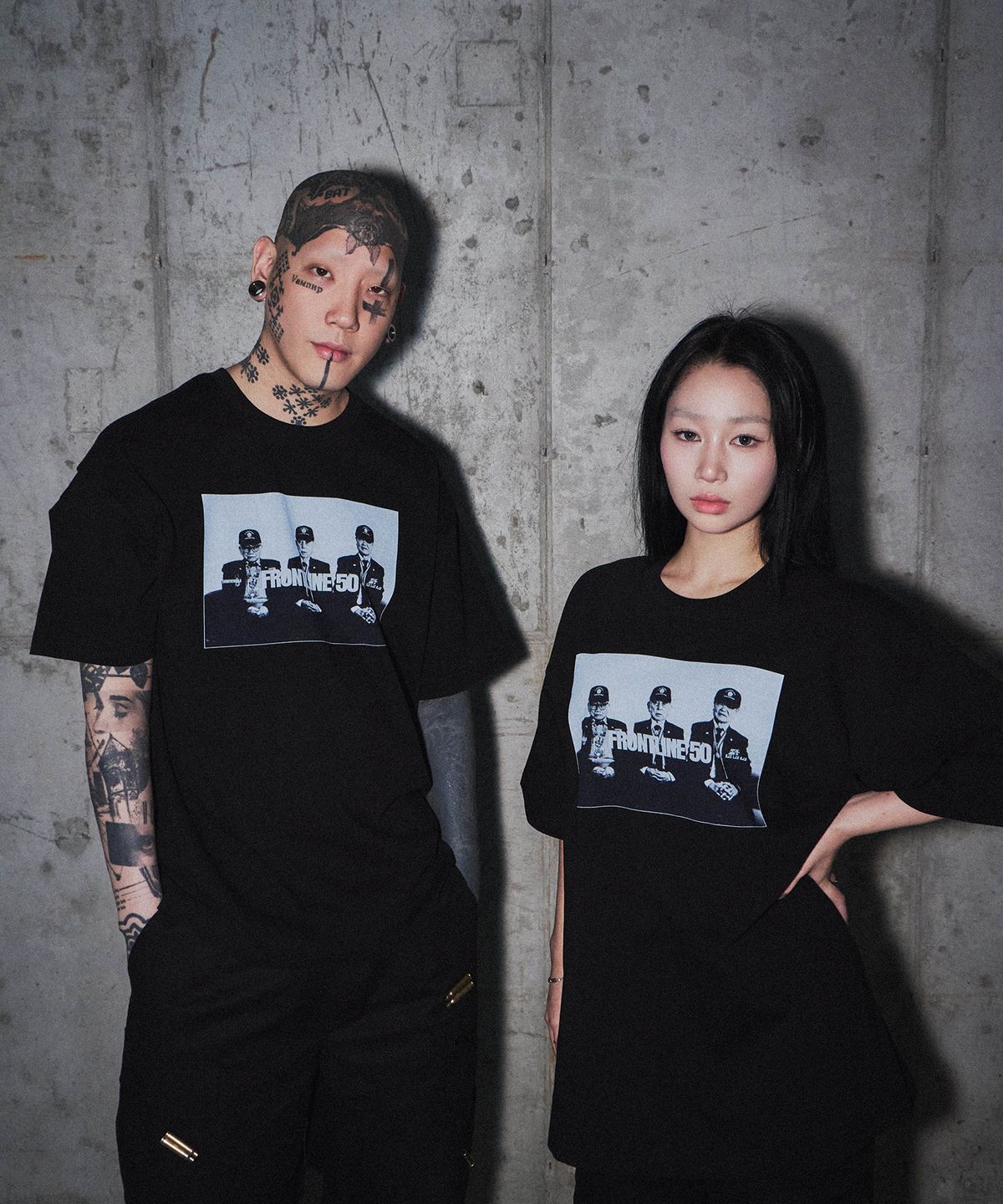 이브인더월드(EVEINTHEWORLD) FRONTLINE T-SHIRT BLACK