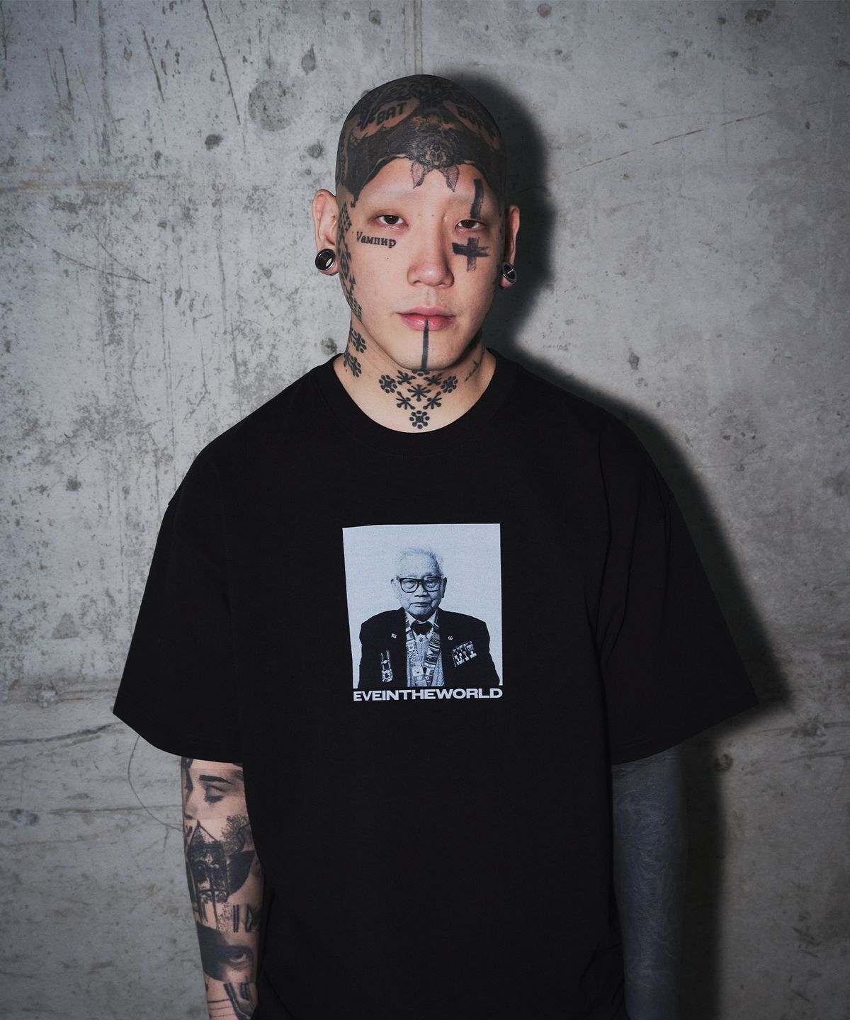 이브인더월드(EVEINTHEWORLD) 625 VETERAN T-SHIRT BLACK
