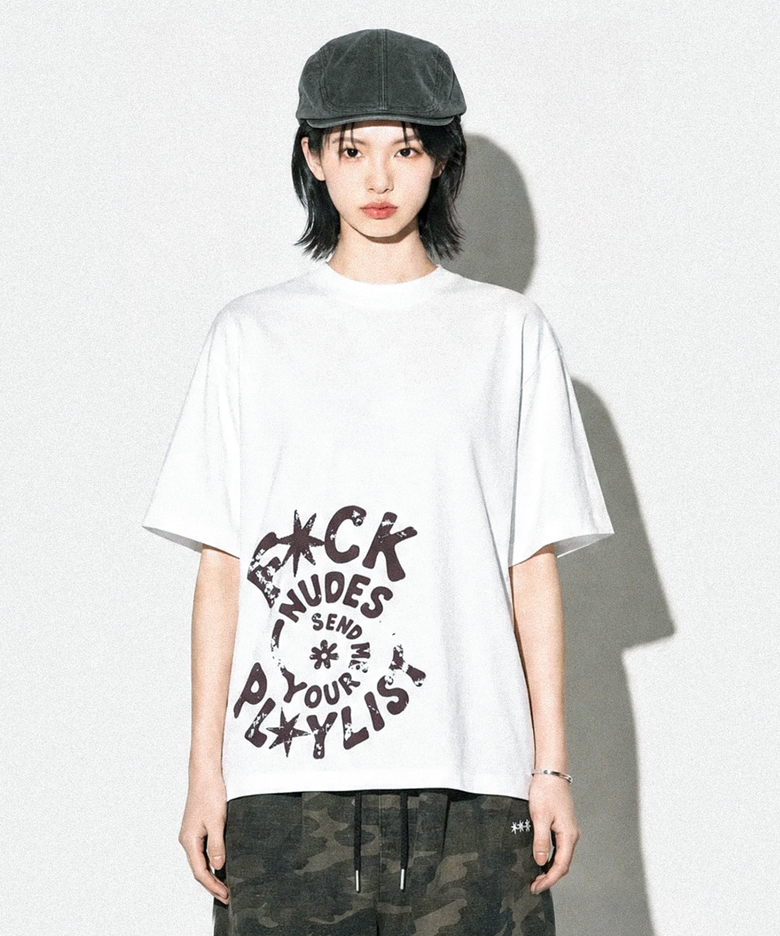 FUCK NUDES SEND ME YOUR PLAY LIST SWIRL 그래픽 반팔 티셔츠