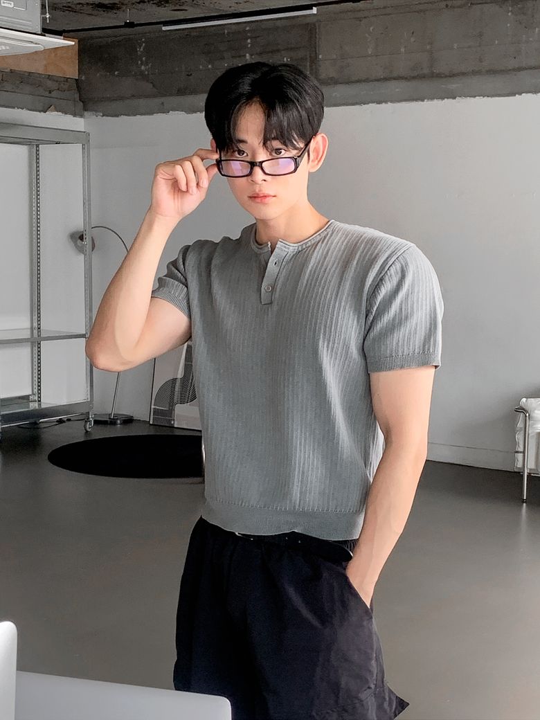 컷팅 피그 헨리넥 니트