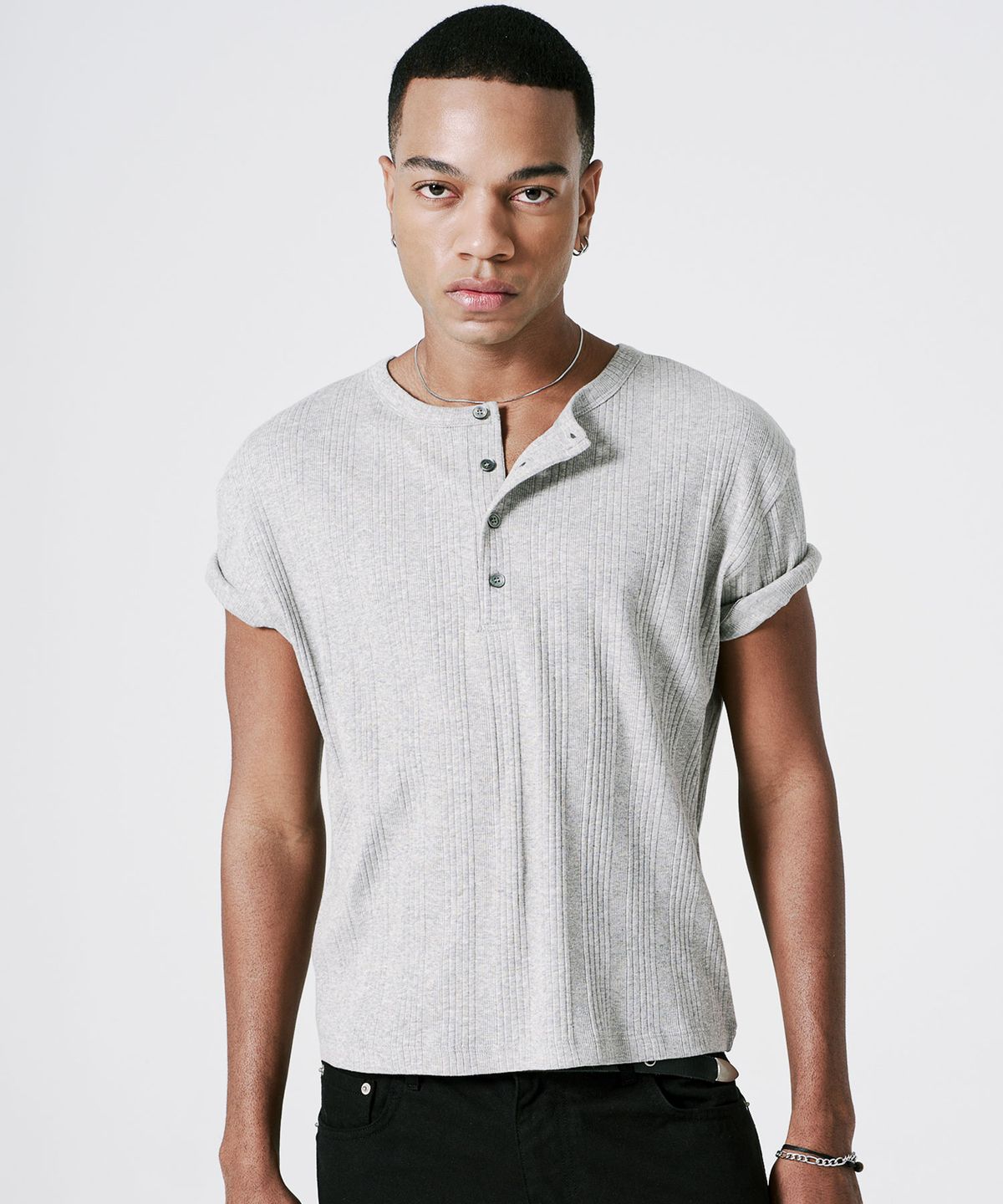머레스(MURLESS) MULTI RIBBED HENLEY NECK CROP T-SHIRT_GRAY