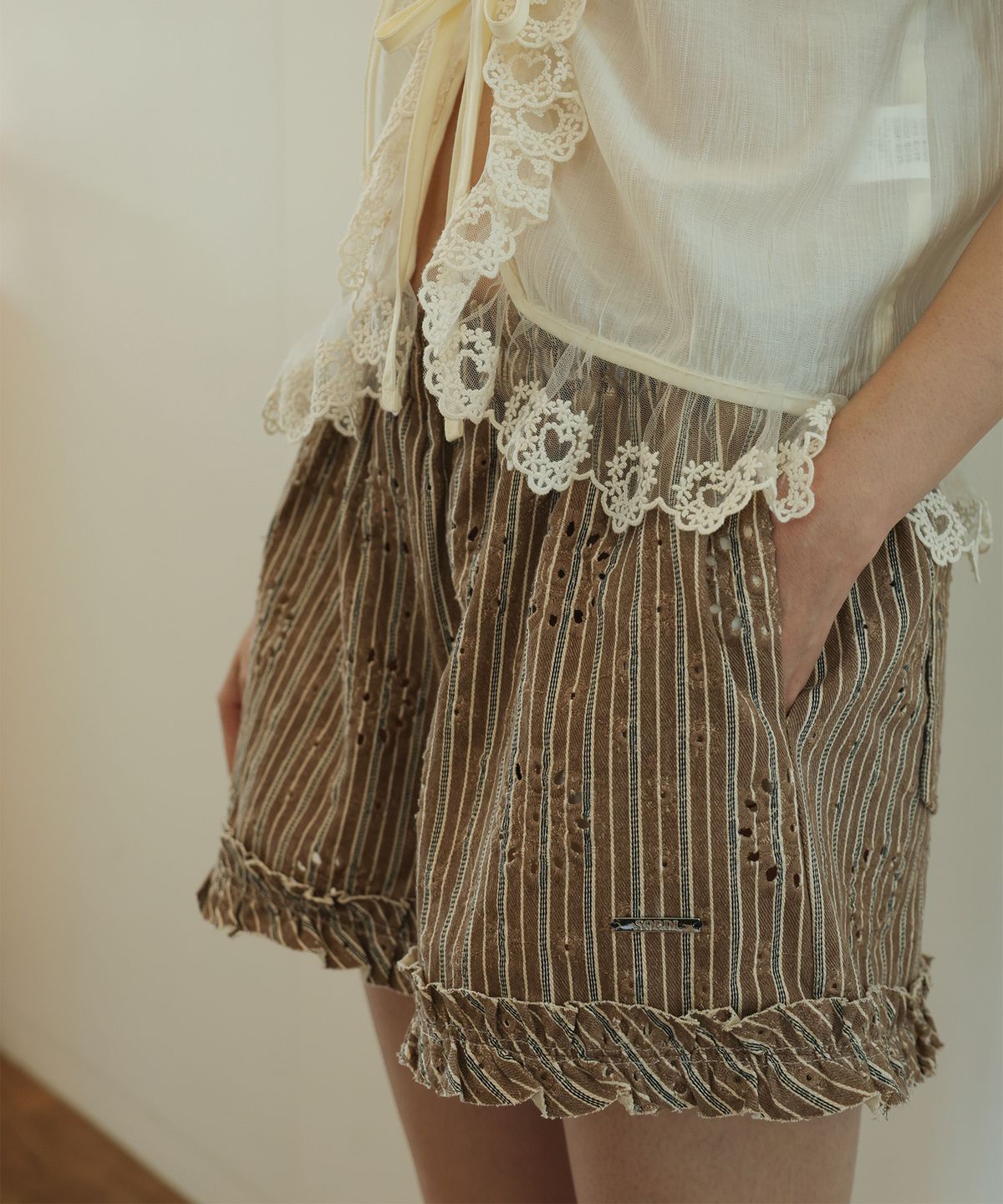 소르디(SORDI) Romantic Eyelet Shorts_brown