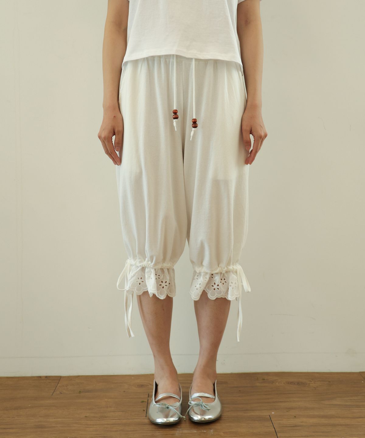 소르디(SORDI) Wood Beaded Capri Pants_ivory