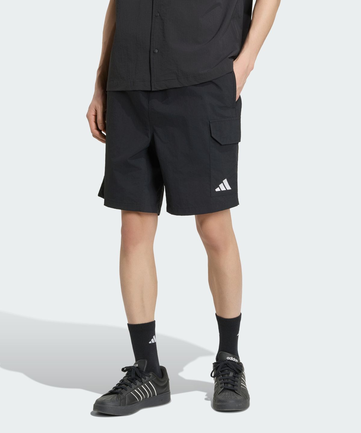 아디다스(ADIDAS) MUSTHAVES 루즈 핏 카고 쇼츠 KW3375