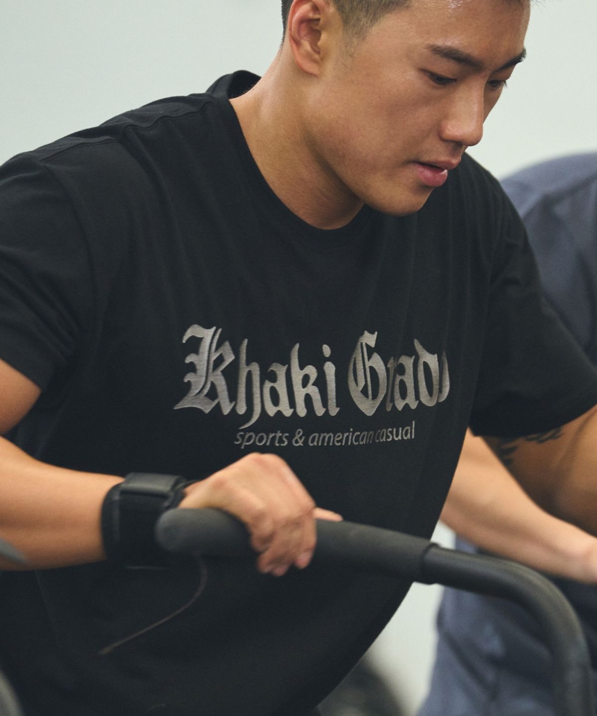 카키그라도(KHAKI GRADO) 불꽃 로고 레귤러핏 반팔 티셔츠 (크롬블랙)