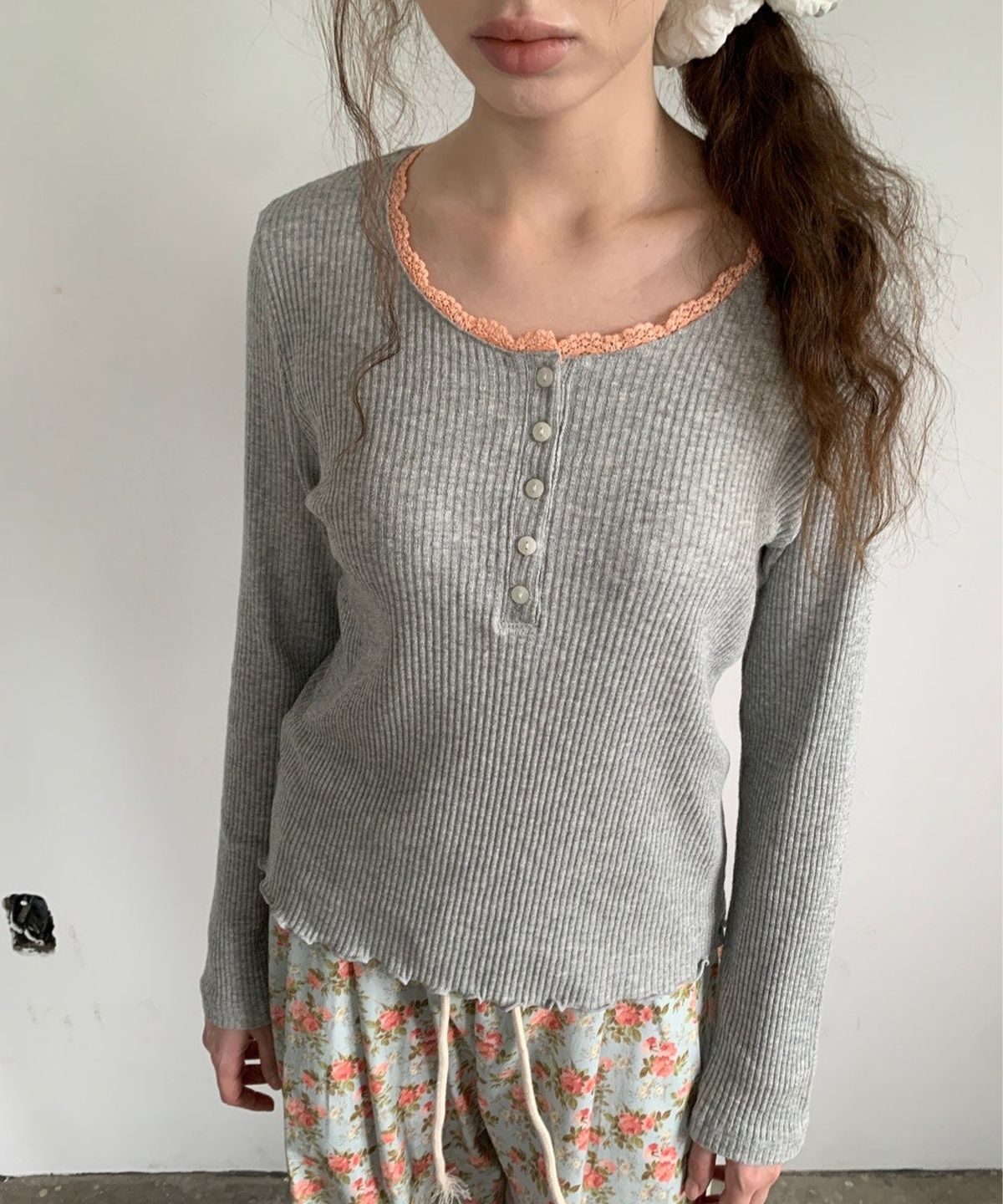 애프터썸머(AFTERSUMMER) Lace Button Sleeve Tee (grey)
