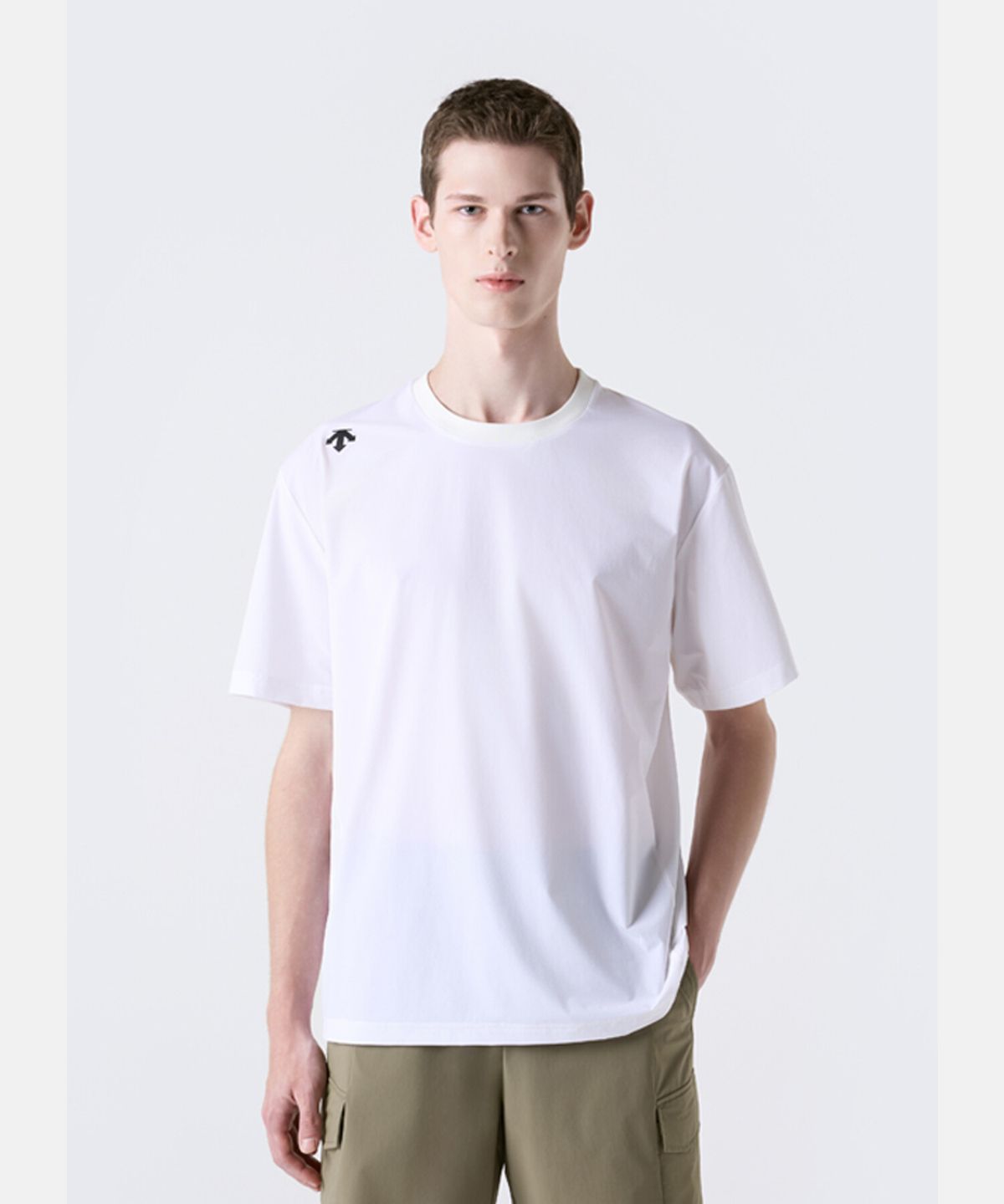 데상트(DESCENTE) 남성 우븐 백그래픽 오버핏 반팔 티셔츠 화이트 SR321TTS75