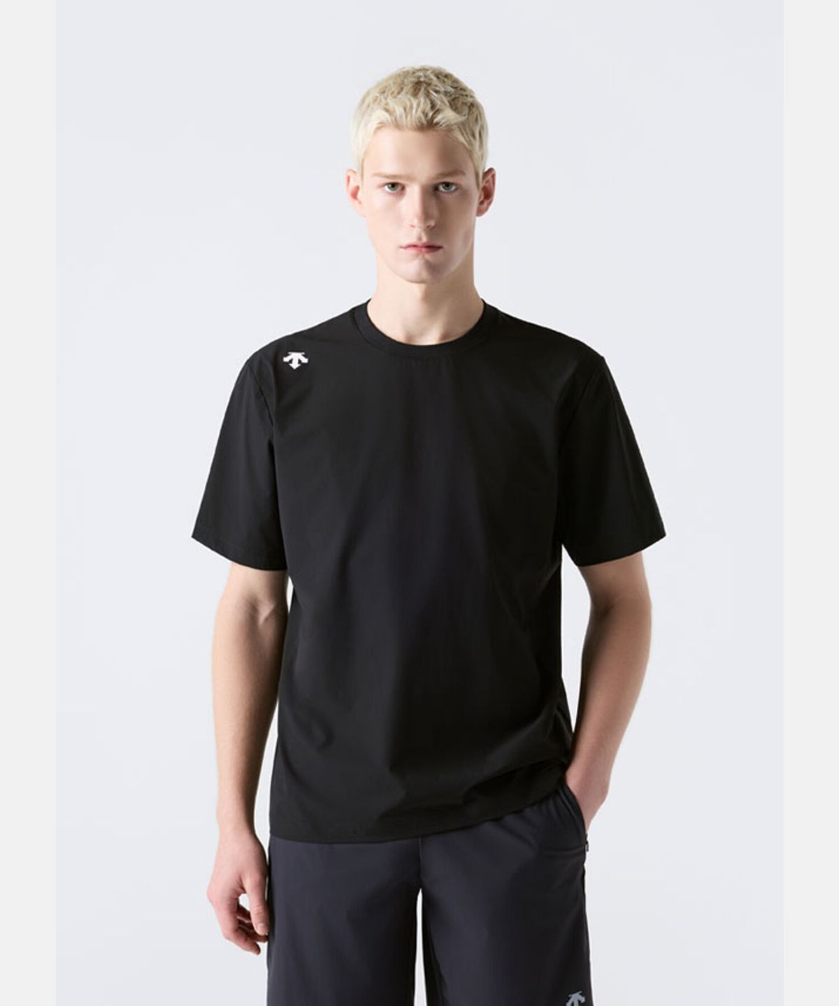 데상트(DESCENTE) 남성 우븐 백그래픽 오버핏 반팔 티셔츠 블랙 SR321TTS75