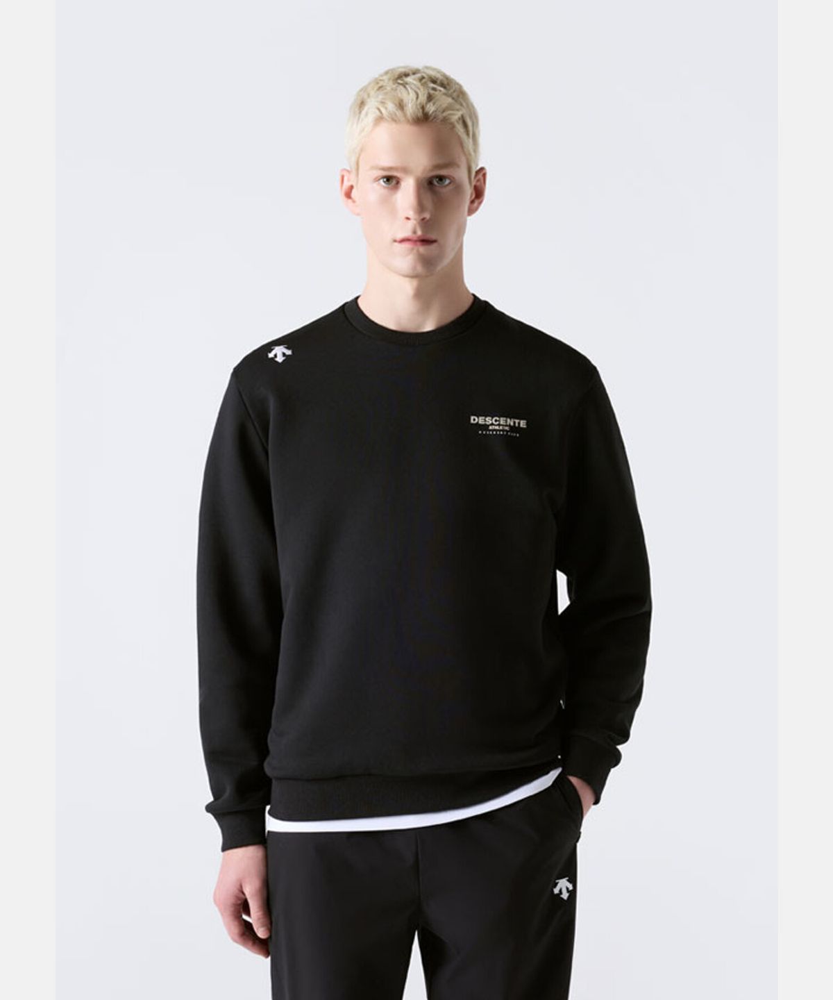 데상트(DESCENTE) 스포츠테리 워딩 컴포트핏 맨투맨 블랙 SR323UHT81
