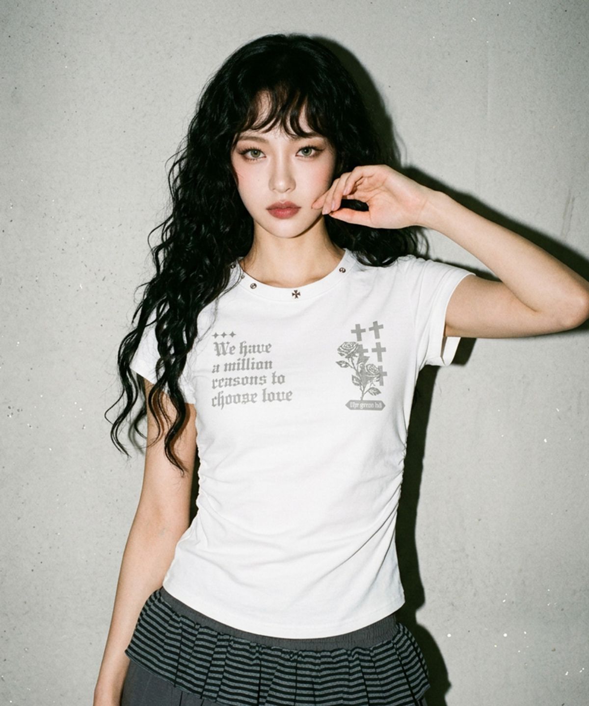 더그린랩(THE GREEN LAB) ROSE 스터드 그래픽 셔링 반팔티 [화이트]