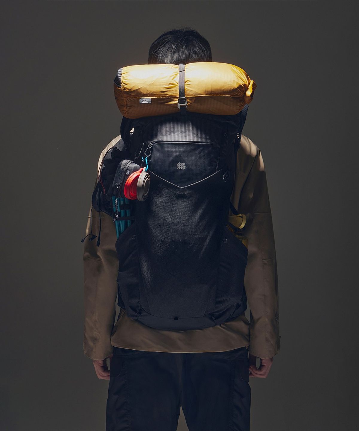 코오롱스포츠(KOLON SPORT) 롤탑형 백패킹 AXIOM 백팩 37L(+8L) QEBXX26241BLK