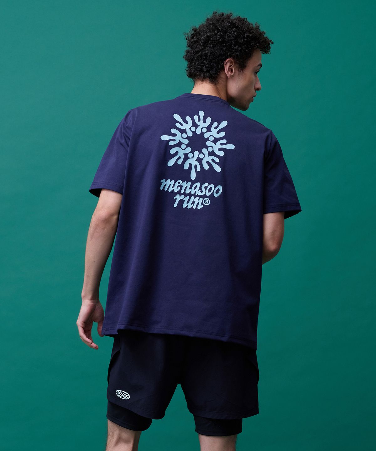 미나수(MENASOO) Run Symbol Sorona T Shirt (Basic Fit)_Navy