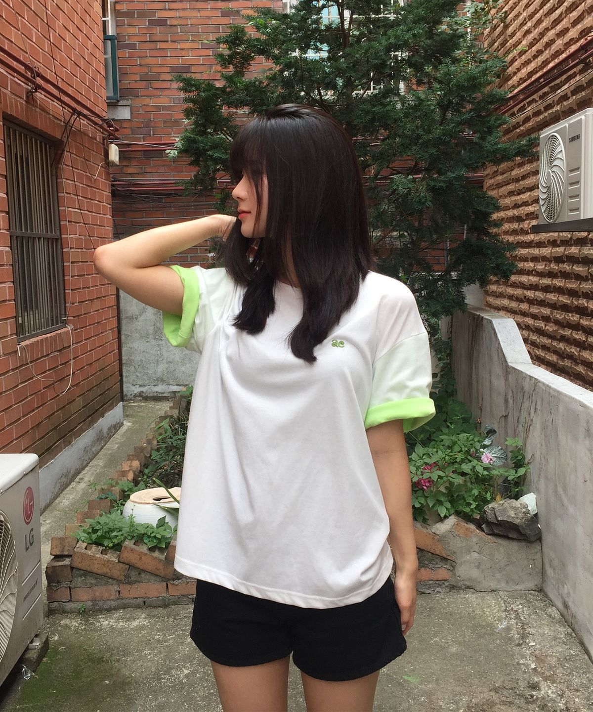 어썸스튜디오(AWESOME STUDIO) 배색 롤업 슬리브 티셔츠 화이트