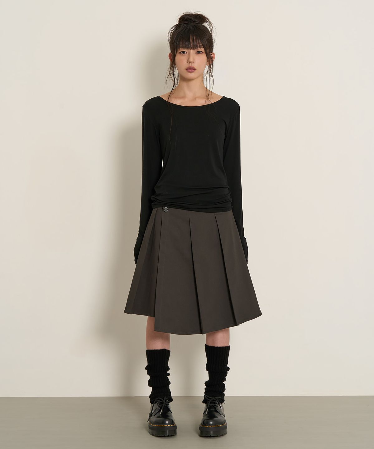 페플리(PEPLEE) Pleats Button Wrap Skirt (Charcoal)