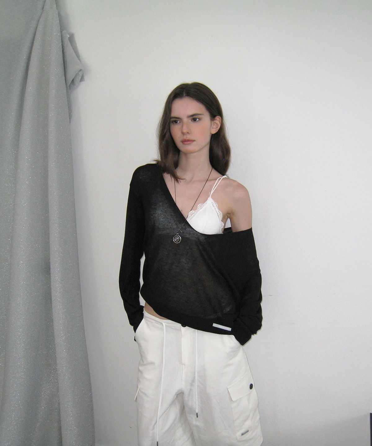 어패럴아카이브(APPAREL ARCHIVE) Pento summer deep v-neck knit - Black
