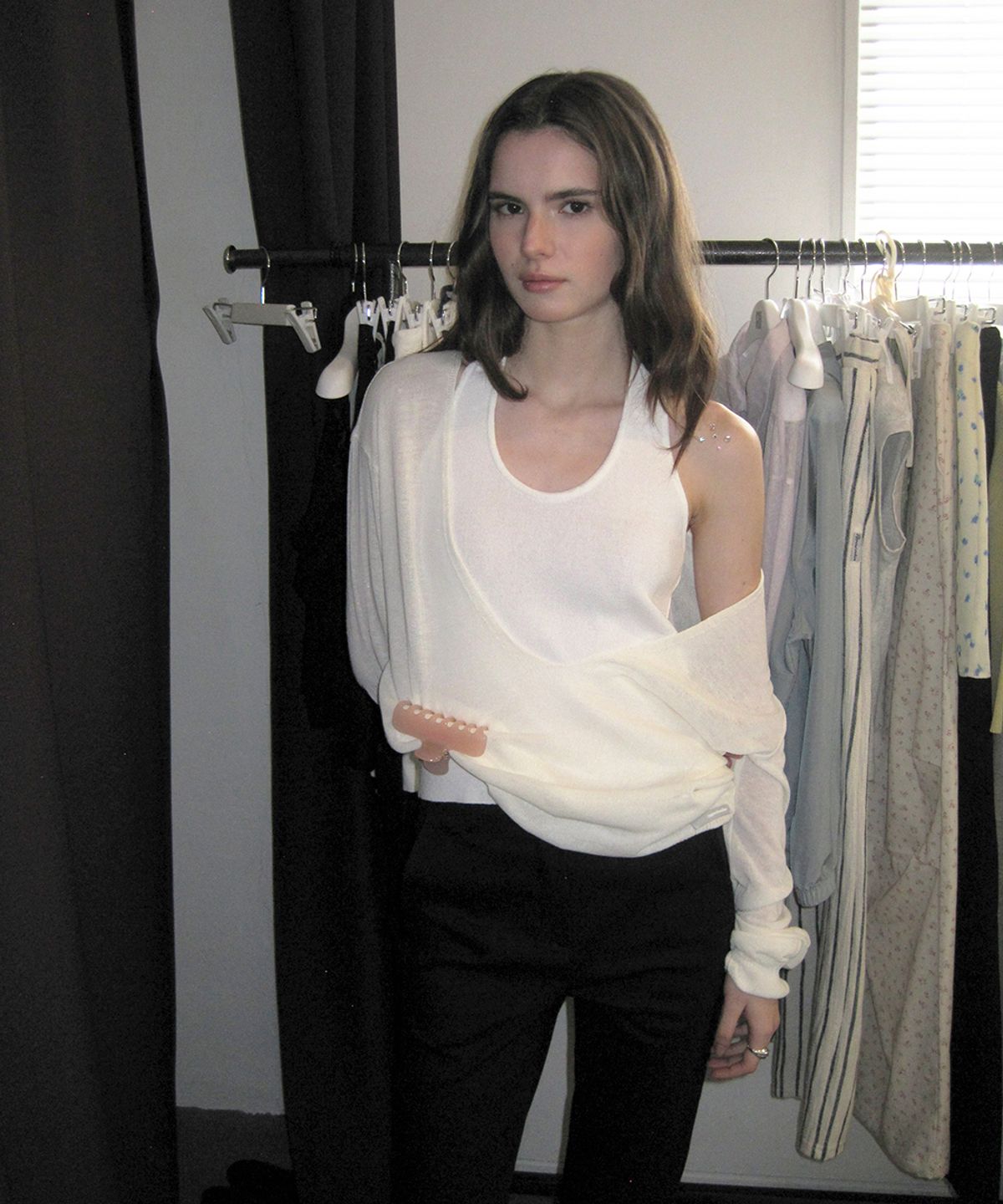 어패럴아카이브(APPAREL ARCHIVE) Pento summer deep v-neck knit - Ivory