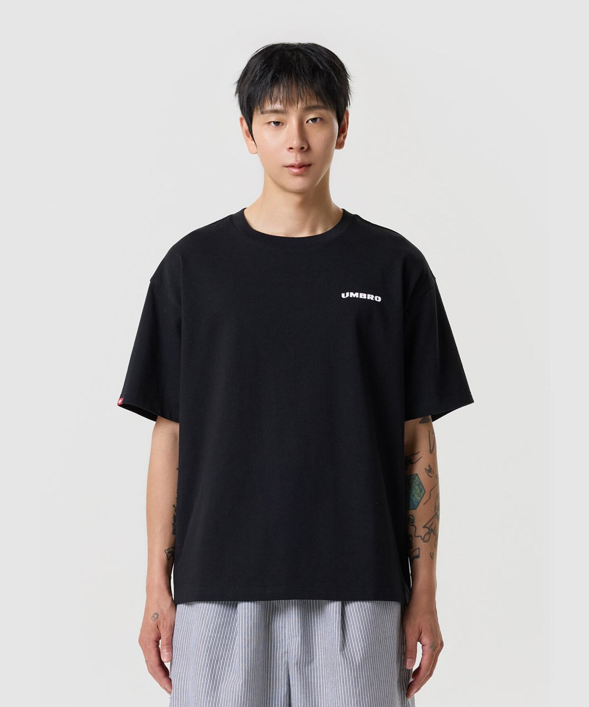 엄브로(UMBRO) 컴팩트 오버핏 반팔 티셔츠 블랙 UR321CRS73