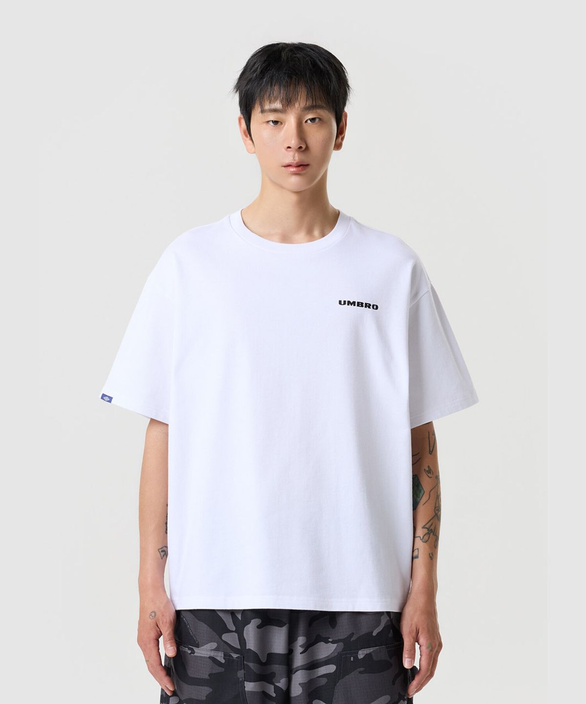 엄브로(UMBRO) 컴팩트 오버핏 반팔 티셔츠 화이트 UR321CRS73