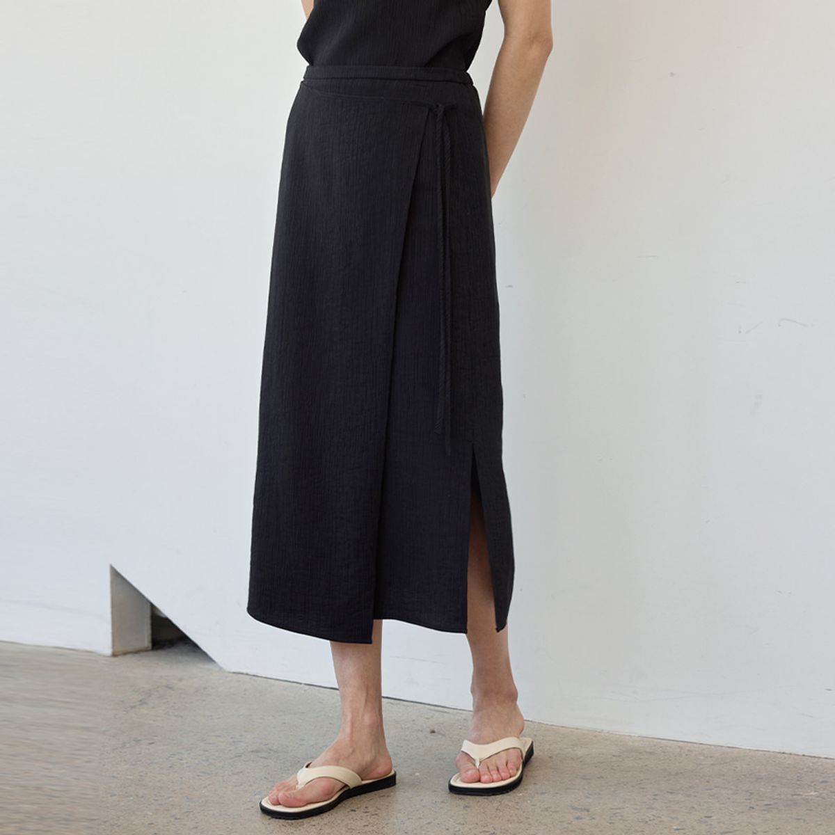 히이크(HYYK) Tencel Crease Wrap Skirt_Black