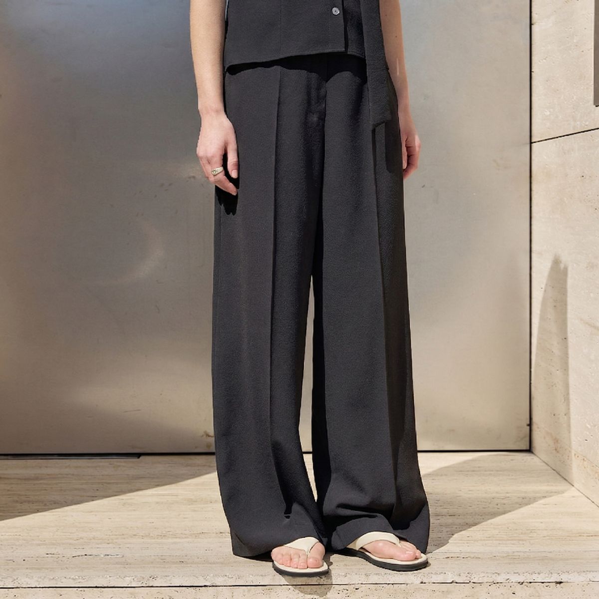 히이크(HYYK) Natural-fit Wide Slacks _Black