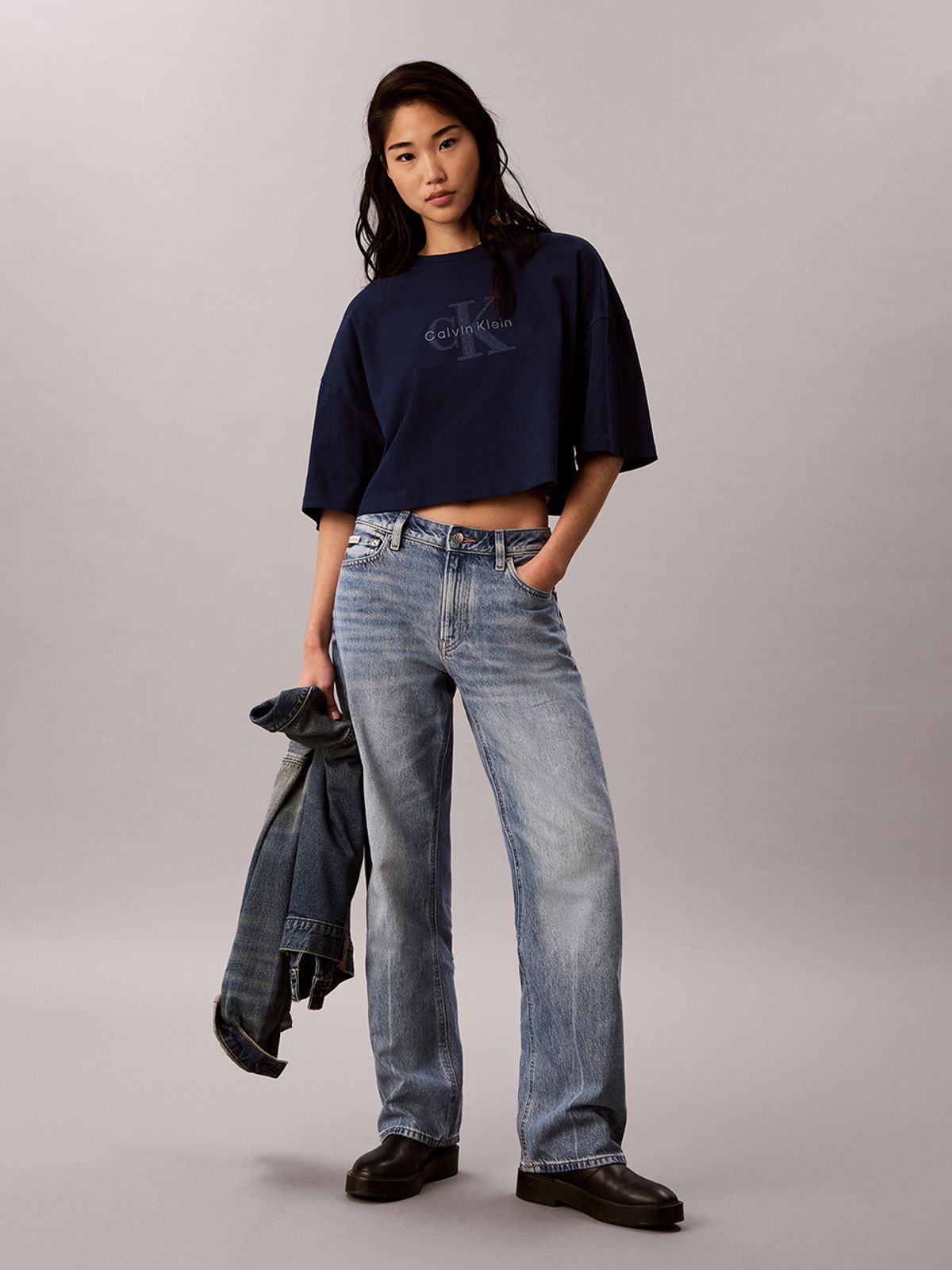캘빈클라인 진(CALVIN KLEIN JEANS) 여성 모노로고 데님 아플리케 크롭 티셔츠 47H820G VU5