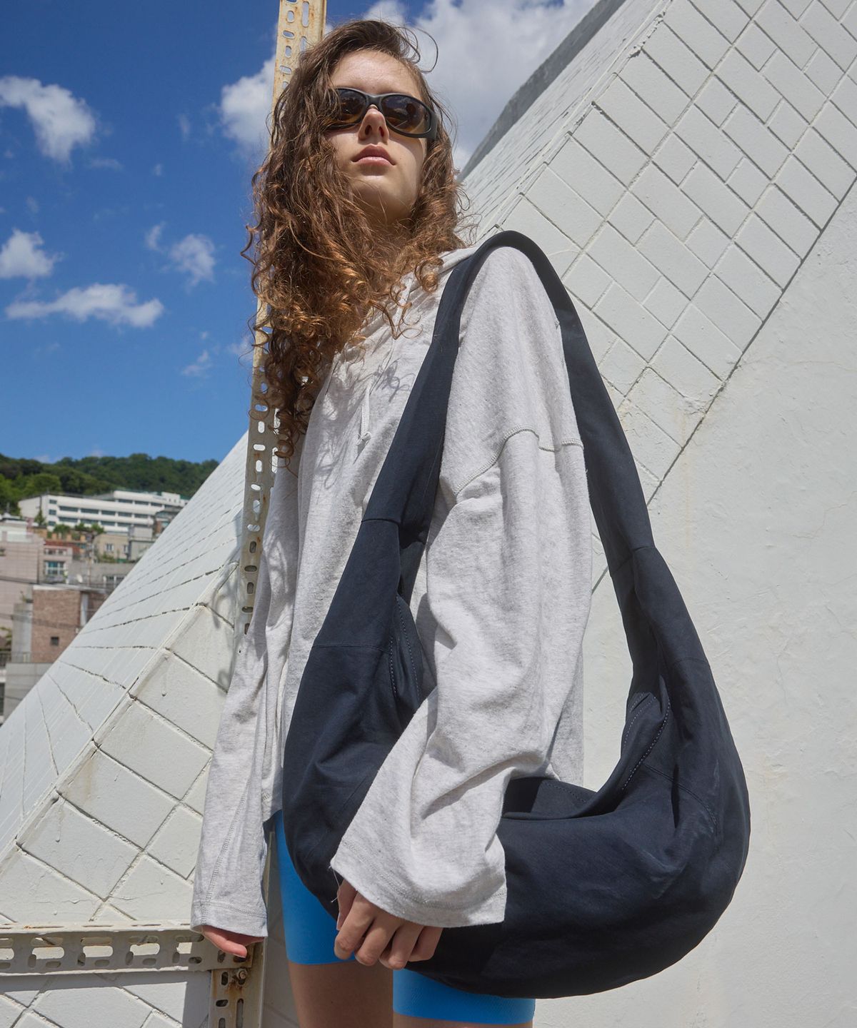 아카이브앱크(ARCHIVEPKE) Fling hobo fabric bag(Navy)_OVBRX26352NAY