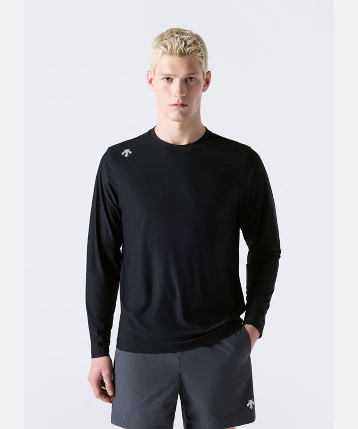 데상트(DESCENTE) 엔지니어드 런 경량 메쉬 긴팔 티셔츠 블랙 SR323RTL81