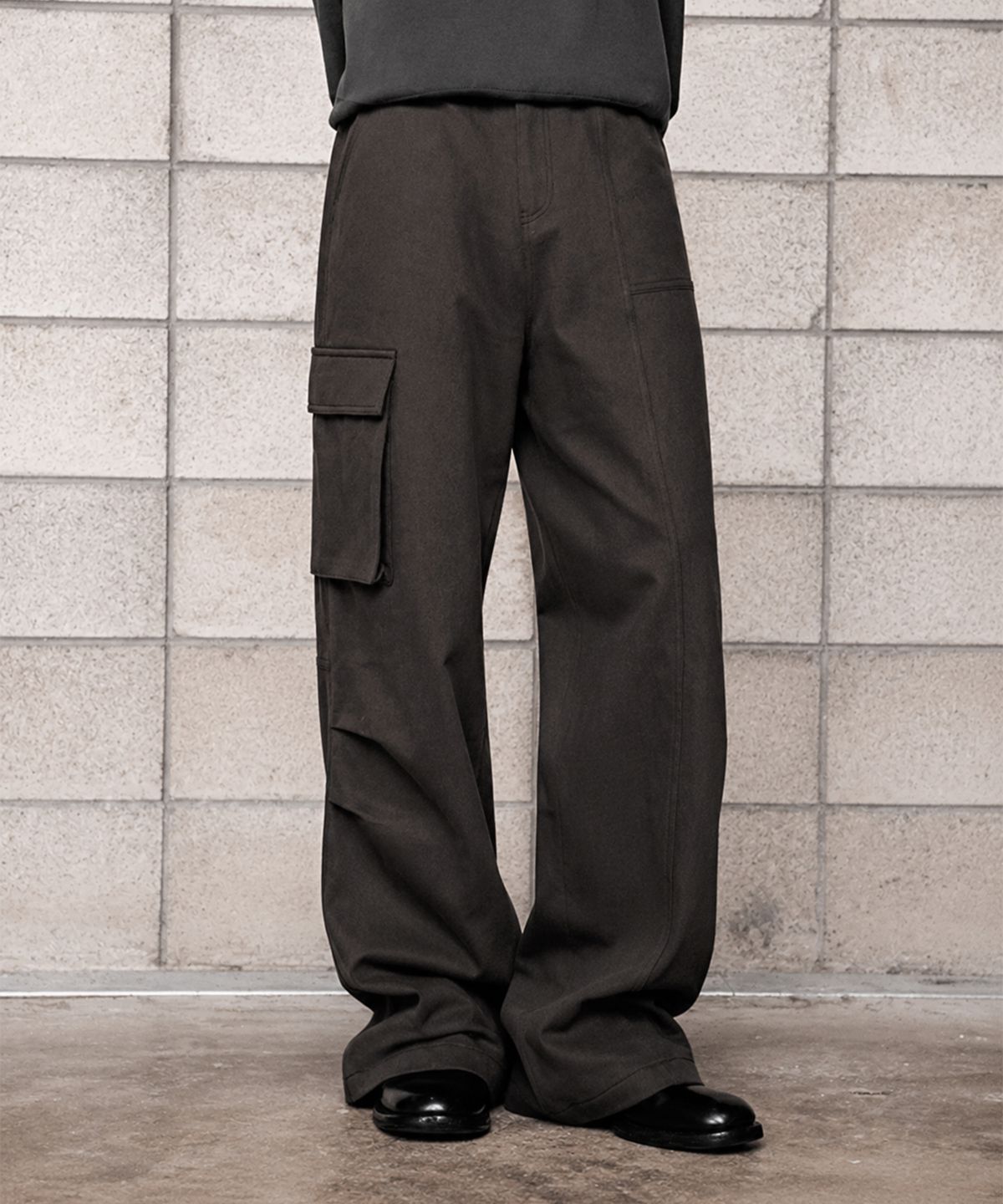 세이브(SAEV) ASYMMETRIC CARGO TROUSERS