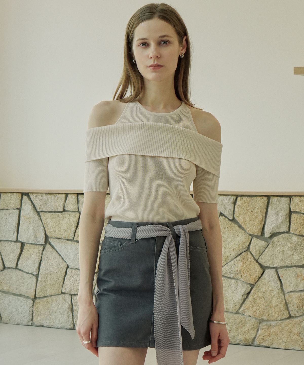 블레티(VLETI) Viscose Strap-Detail Off-Shoulder Ribbed Knit (cream)