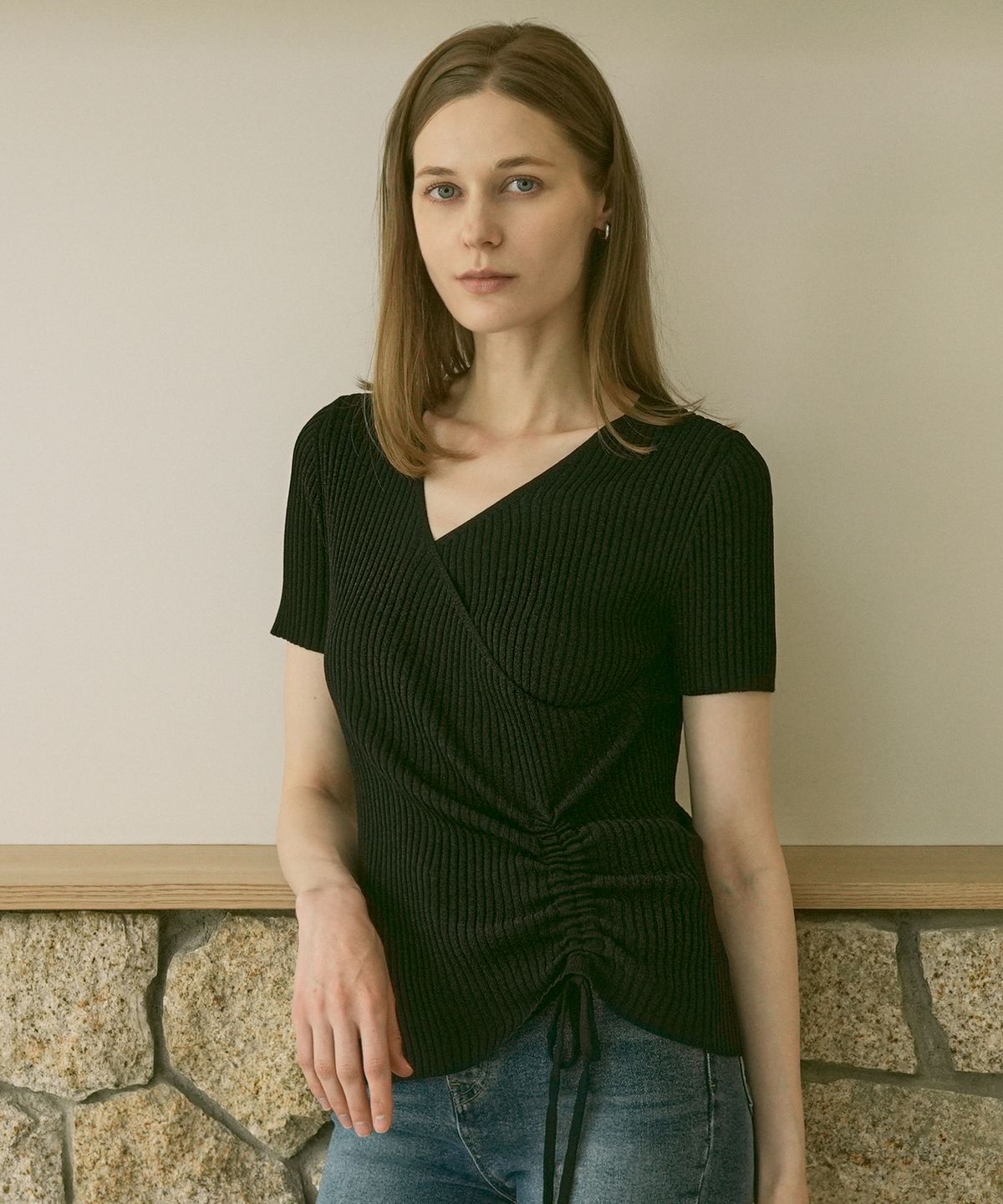 블레티(VLETI) Viscose Wrap-Style V-Neck Shirring Ribbed Knit (black)