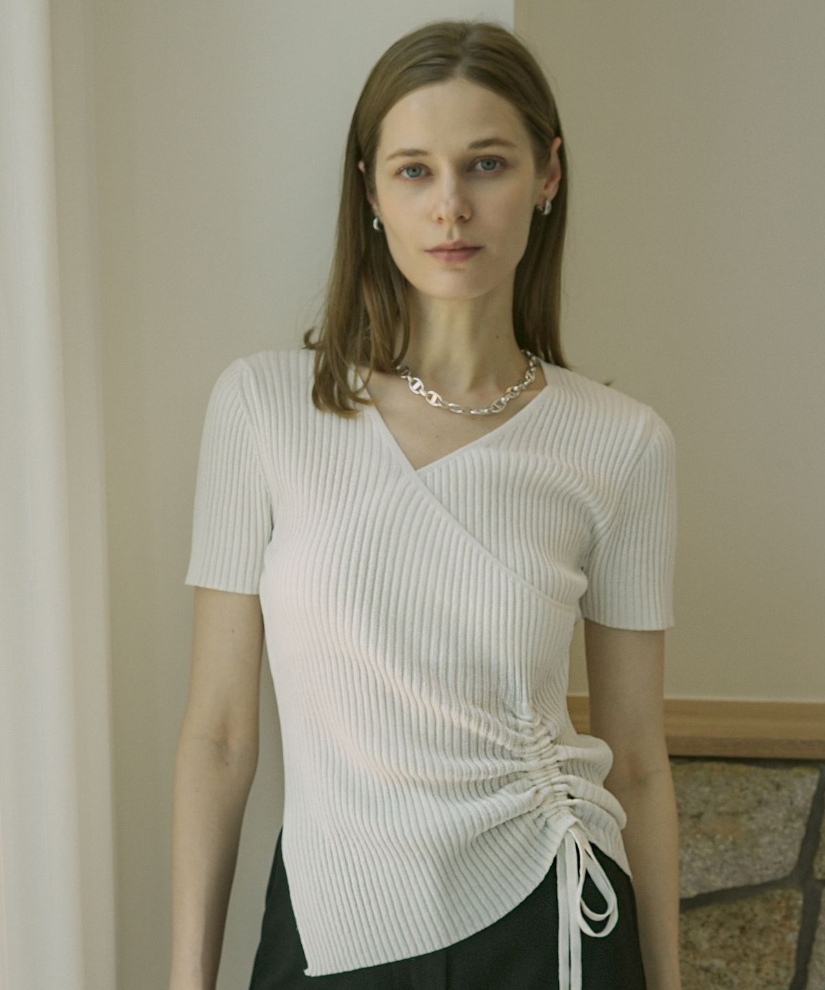 블레티(VLETI) Viscose Wrap-Style V-Neck Shirring Ribbed Knit (ivory)