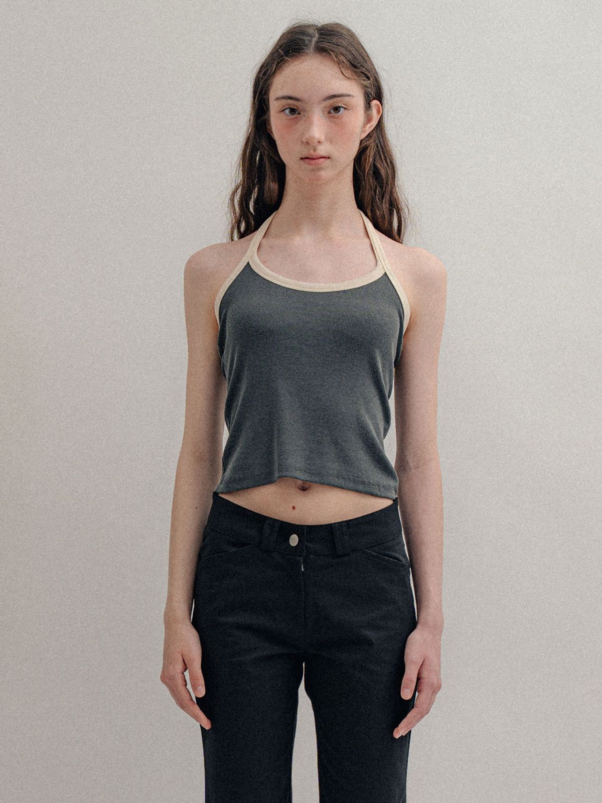 비수스(VISUS) Ribbed Halter Top_Charcoal