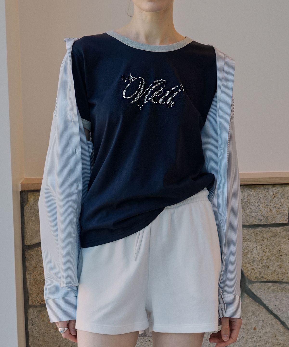 블레티(VLETI) Cotton Twinkle Lettering Contrast Detail T-Shirt (navy)