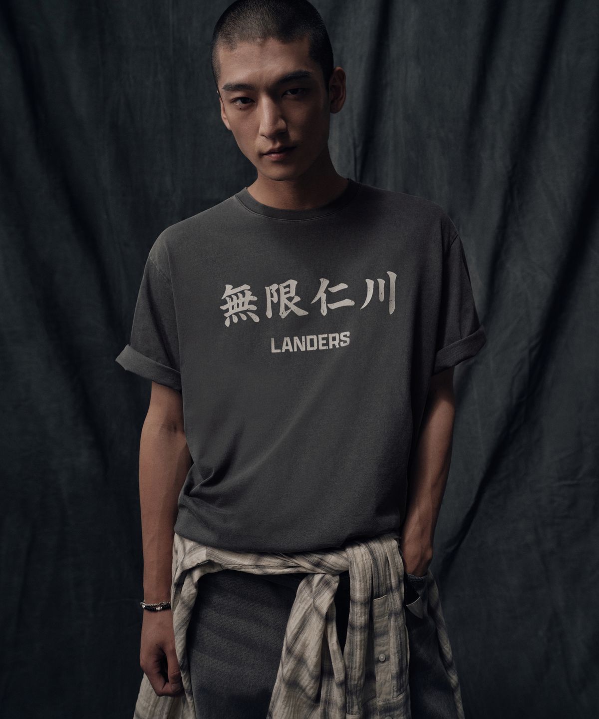 무신사 스탠다드(MUSINSA STANDARD) [SSG랜더스 컬래버] 무한인천 피그먼트 다이드 티셔츠 [차콜 그레이]