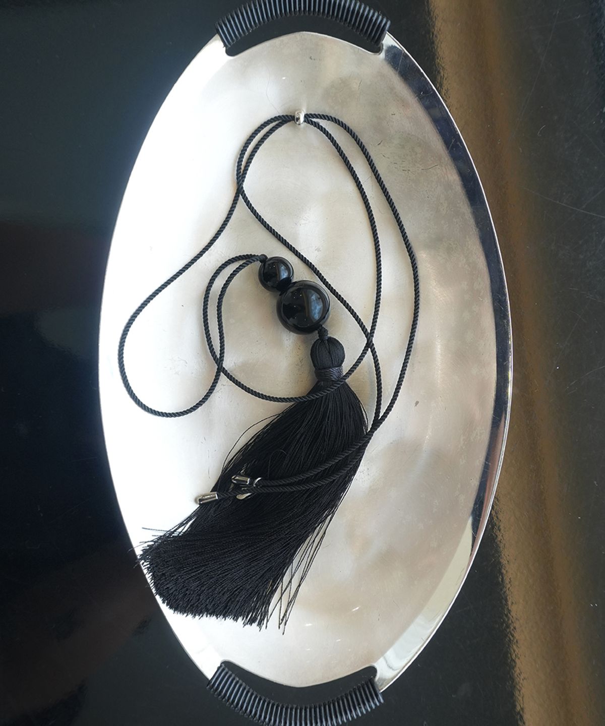 데누(DENU) Black Tessel & Glass Necklace [Black]